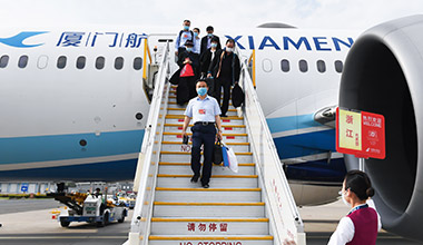 浙江代表团抵达北京，出席即将召开的十三届全国人大三次会议