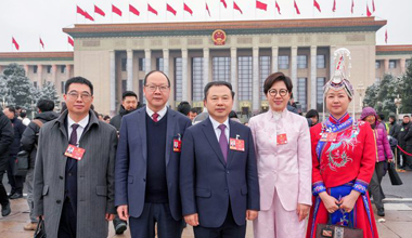 与参会代表合影留念